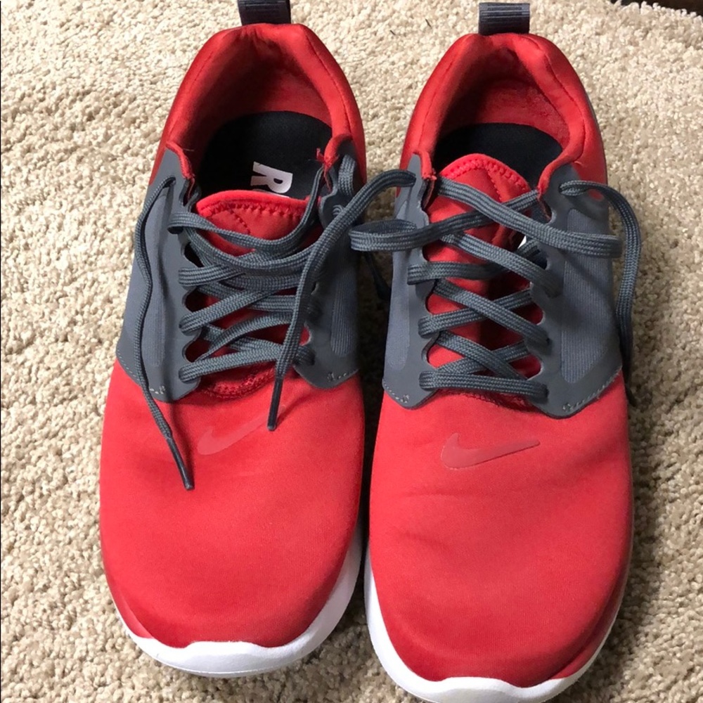 Men’s Nike shoes worn once